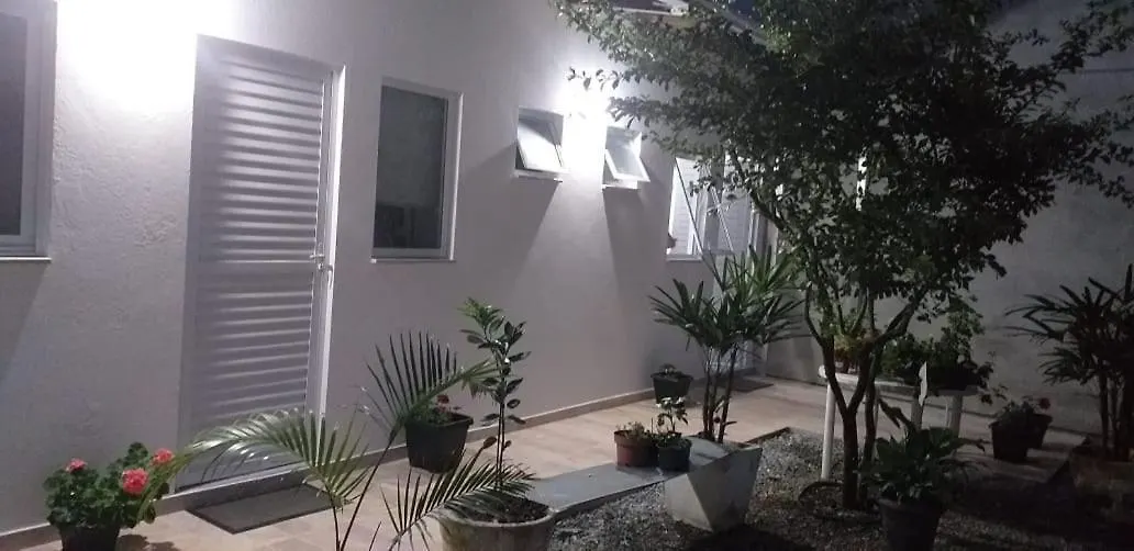 Quarto em Acomodações Particulares Pousada Casa Verde - Quartos Individuais - Smart Tv 32 - E Banheiro Privativo Apartamento Itajaí